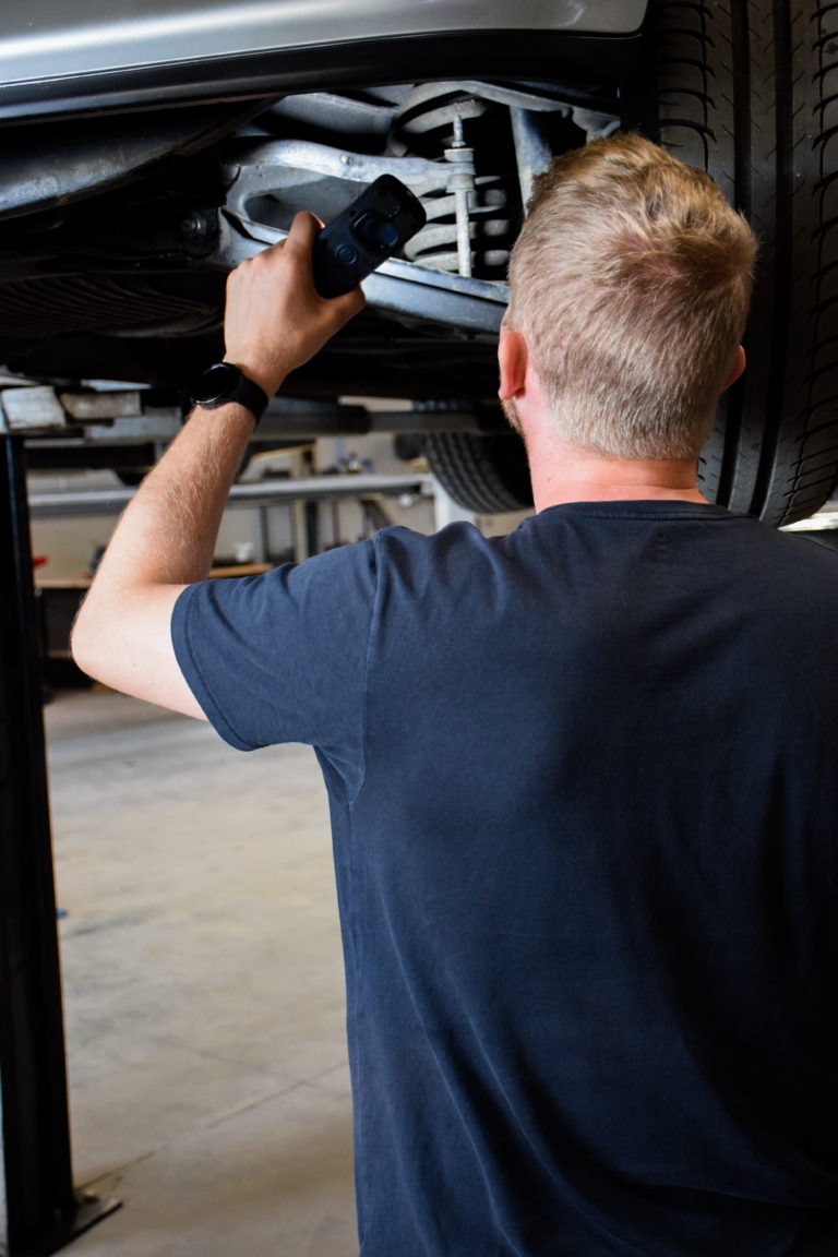 Preventieve controle van Mercedes-Benz oldtimer bij Terrijn Classics.