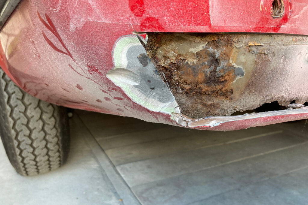 Verregaande roest op een Mercedes-Benz Pagode W113