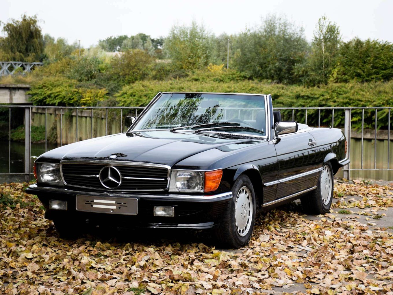 Mercedes-Benz R107 560 SL zwart